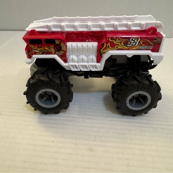 Hot Wheels RC Monster Trucks 5-Alarm 1:24 Scale, Remote-Control Toy - Picture 5 of 10